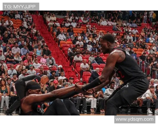 费城与芝加哥激战正酣比赛直播全程回顾与精彩瞬间分享 费城与芝加哥激战正酣比赛直播全程回顾与精彩瞬间分享