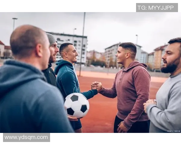 广州足球队团队协作引发热议球迷对战术配合与球员表现的不同看法